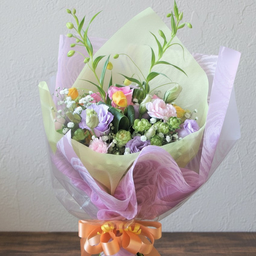 優しい色合いの花束で