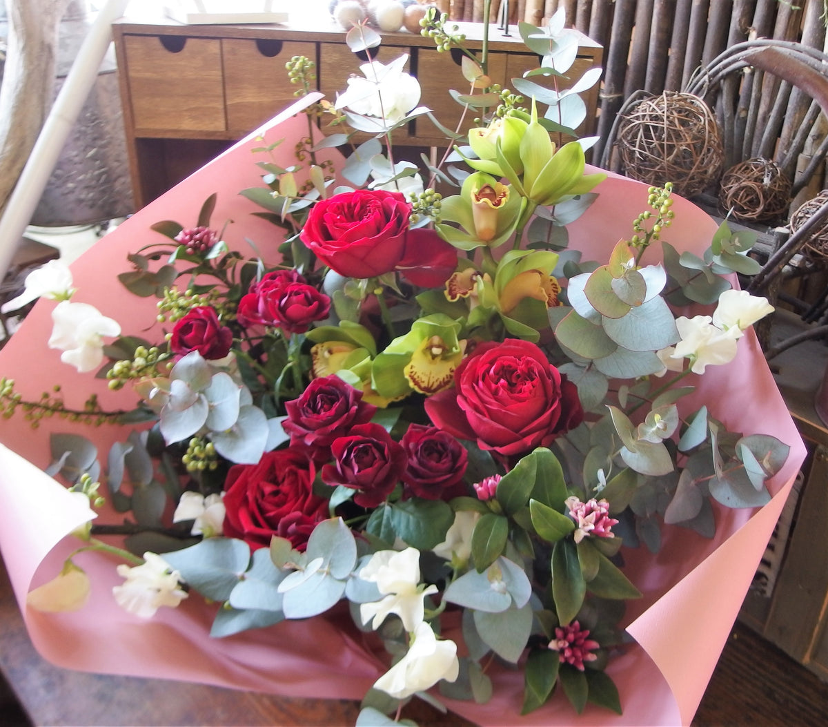 赤バラをひきたてた落ち着いた色合い – 花工房パルテール - オンライン