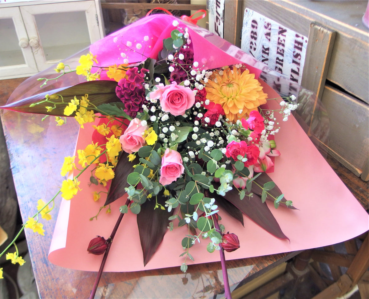 大人なピンクに黄色を添えた花束