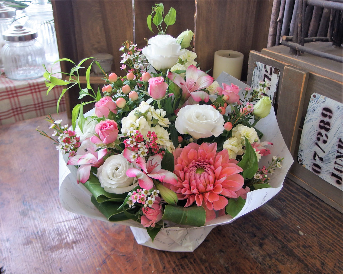 ピンクホワイト造花フラワーアレンジメント ほのかなピンクが素敵なアレンジメント