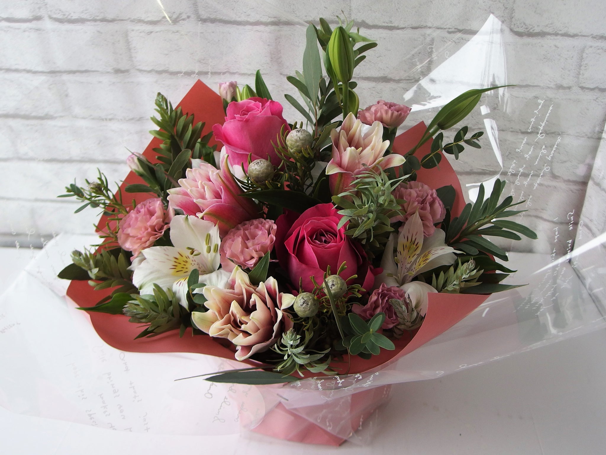 TORNADOMARTフラワーコンビ3ベルトハーフブーホワイト最終値下げ明日まで ホワイトグリーンミニスワッグ紙袋花材おまかせ｜ティダフラワー